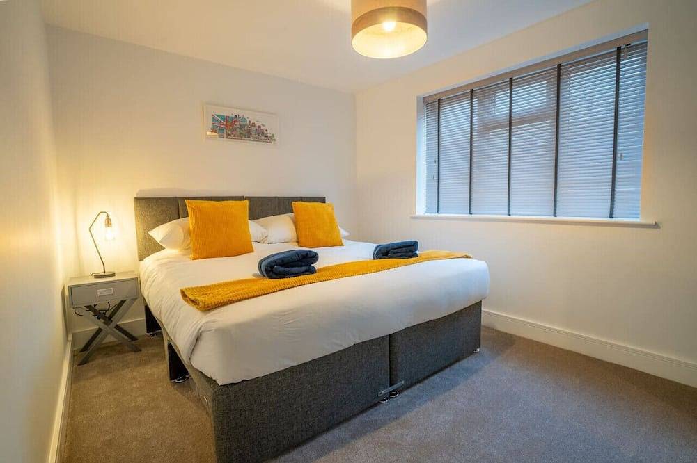 Entire apartment, Applewood Ground Floor Apartment is a 2 bedroom with parking in Three Bridges in Crawley, West Sussex