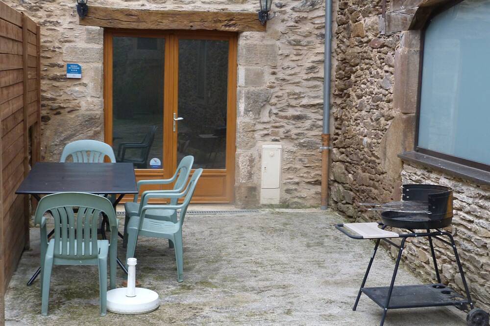 Gite 3 étoiles , location de vacances, climatisé, accès internet, in Belcastel, Aveyron