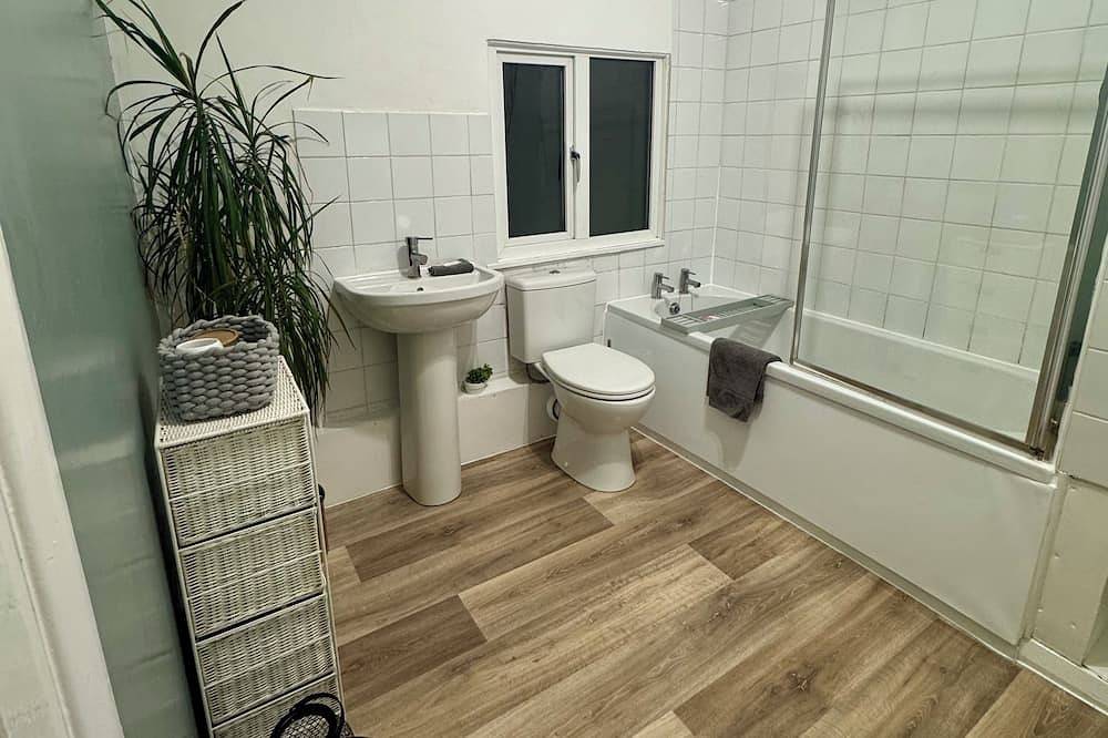 Beautiful, renovated 1 Bedroom Cottage, with private yard. Great location. in Oadby and Wigston, Heart of England