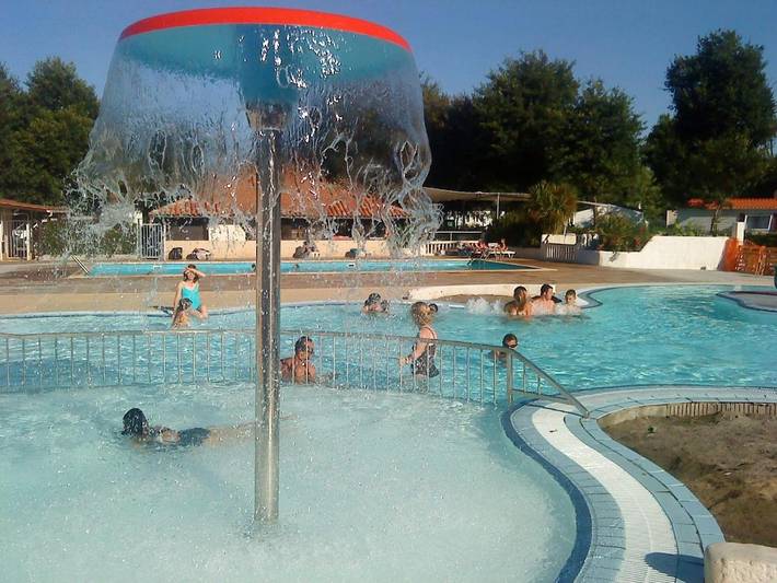 Camping pour 6 personnes, avec terrasse ainsi que piscine et bassin pour enfant
