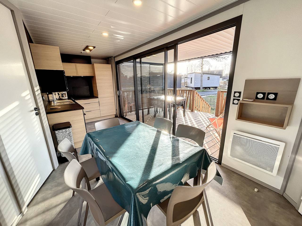 Chalet de standing 6 pers - Piscine chauffée - Proche plage - Wifi - Parking - Terrasse privée in Jullouville, Côte de la Déroute