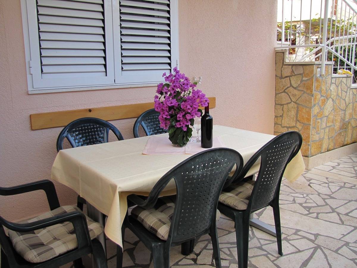 Geheel appartement, Vakantieappartement voor 5 personen met balkon/terras in Rogoznica, Šibenik-Knin