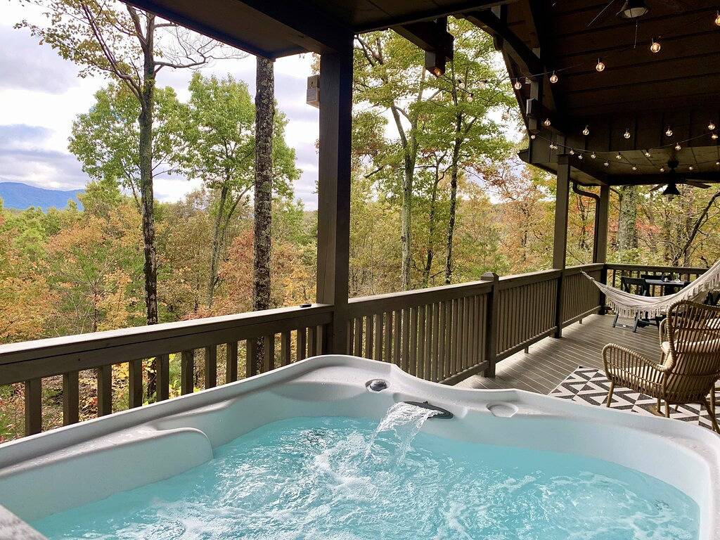 Luxury Retreat: Amazing Mountain Views + Hot Tub in Cherry Log, Chattahoochee National Forest