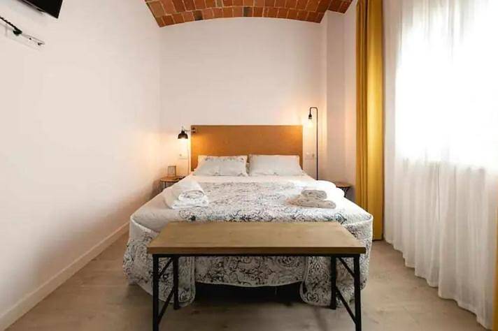 Newly renovated room w Pool & Bikeparking in Gerona, Gironés