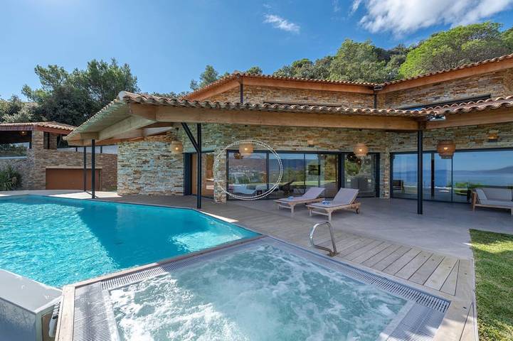 Villa pour 14 personnes, avec terrasse et jardin dans Cap Bénat