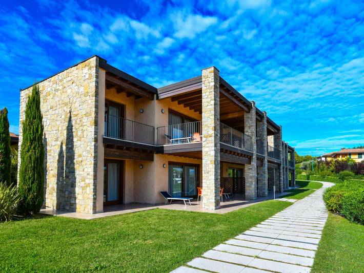 Location de vacances pour 4 personnes, avec Balcon et Terrasse ainsi que Jardin et Piscine à Moniga del Garda