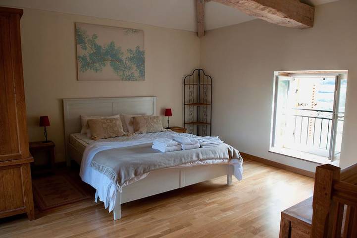 Gîte pour 4 personnes, avec piscine à Vergisson