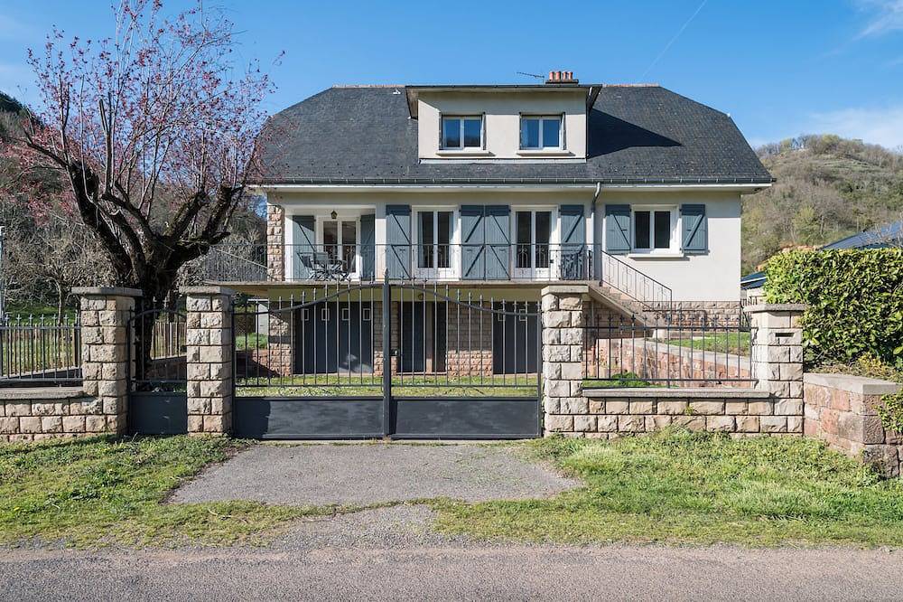 Large country gite in Marcillac-Vallon, Macizo Central