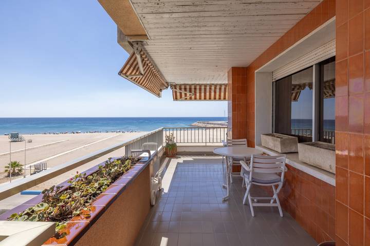 Apartamento entero, Primera línea de mar · Vistas, terraza y piscina in Platja de Cal Guinovart (el Vendrell), Roda de Bará