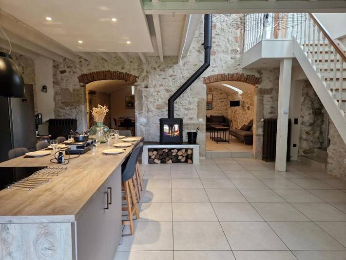 Location de vacances pour 12 personnes, avec jardin ainsi que piscine et vue, animaux acceptés à Champagneux - 3