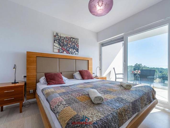Ferienhaus für 8 Personen, mit Balkon und Terrasse sowie Garten und Pool in Duga Uvala
