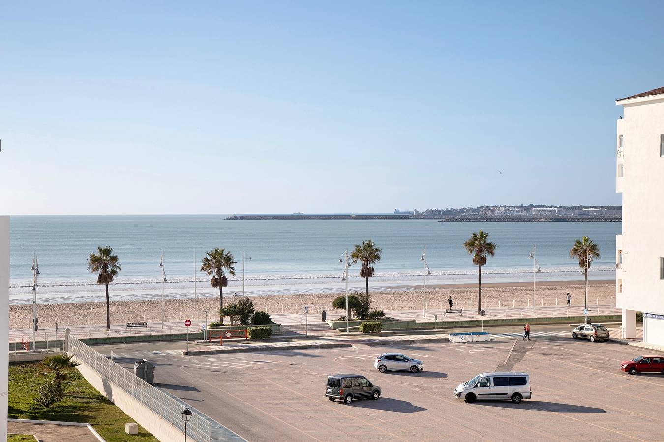 Appartement entier, Appartement '1a Linea Valdelagrana' avec vue sur la mer, piscine partagée et Wi-Fi in Valdelagrana, El Puerto de Santa María