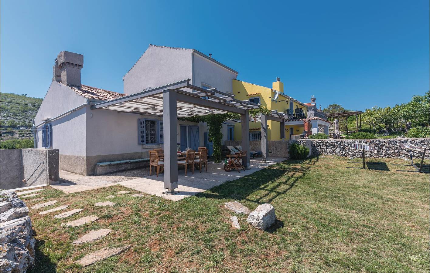 Gemütliche 1-Zimmer-Wohnung mit Garten, WLAN und Parkplatz in Küstennähe in Cres Stadt, Cres