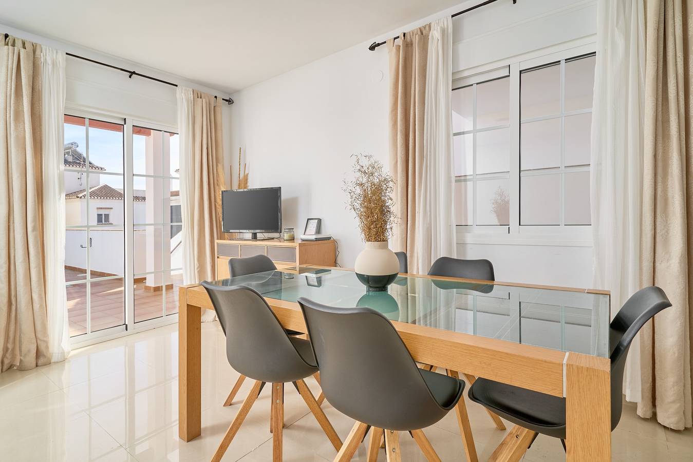 Villa 'Bianca' with Sea Views, Wi-Fi, and Air Conditioning in Urbanization Tropicana, Nerja