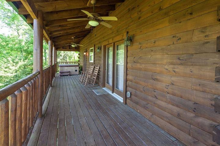 Log cabin for 6 people, with terrace and hot tub, with pets in Douglas Lake