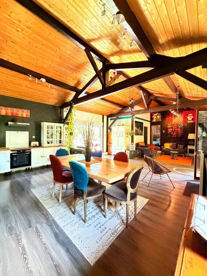 Location de vacances pour 4 personnes, avec vue ainsi que jardin et piscine à Pissos