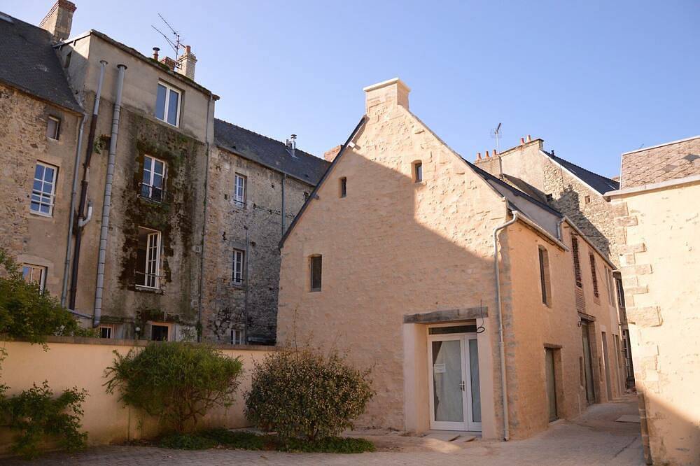 Entire apartment, Modern Bayeux Hideaway in Bayeux, Bayeux region