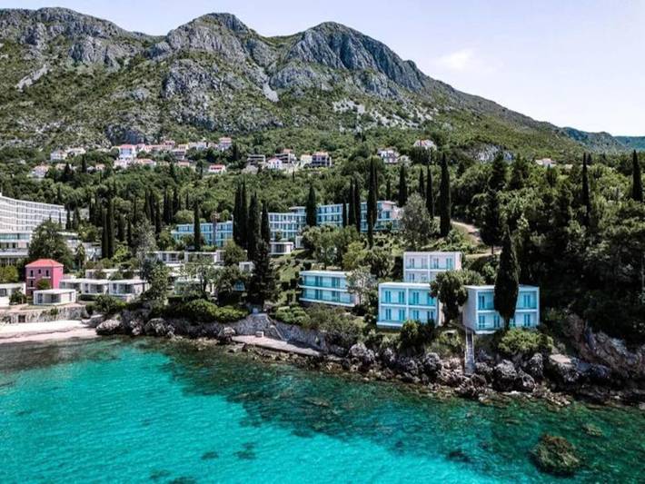 Ferieleilighet for 4 personer, med badebasseng og terrasse i Mlini