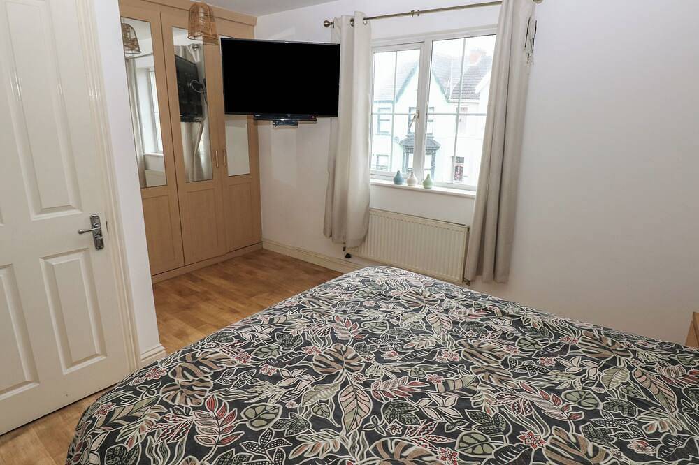 Alban Road, pet friendly, with hot tub in Llanelli in Llanelli, Carmarthenshire