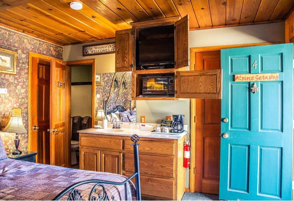 Ganze Wohnung, Alpine Getaway - Eagle's Nest Rustic Cabin in Snow Summit, Big Bear Lake