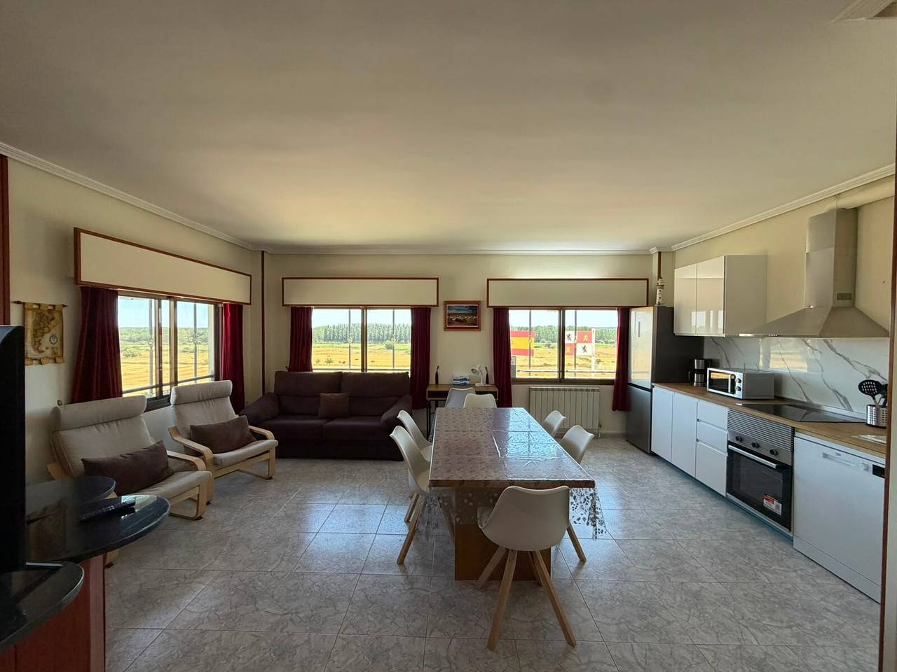 Apartamento entero, Casa vacacional 'Monumento al Camionero' con vistas a la montaña, terrazas y Wi-Fi in Santibáñez de Tera, Provincia de Zamora