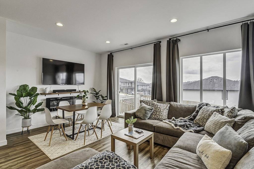 Modern and Bright South Salem Townhome Getaway with Game Room in Salem (OR), Willamette Valley