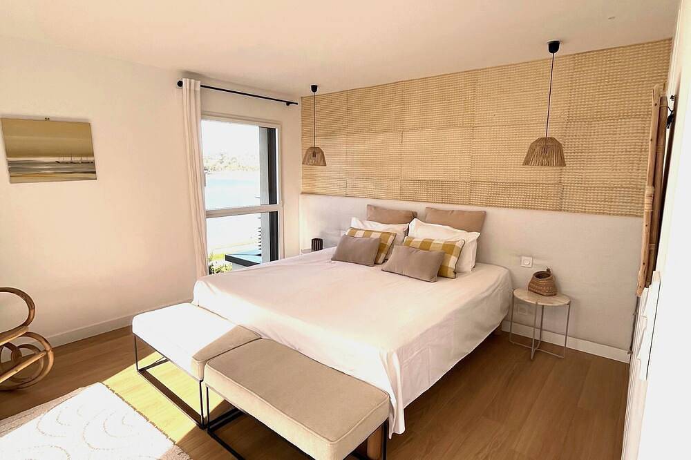Exceptional villa with panoramic sea view, heated pool, beach 100m away on foot. in Caroual, Erquy