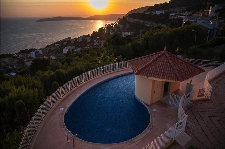 Location de vacances pour 2 personnes, avec piscine ainsi que jardin et vue à Cap-d'Ail