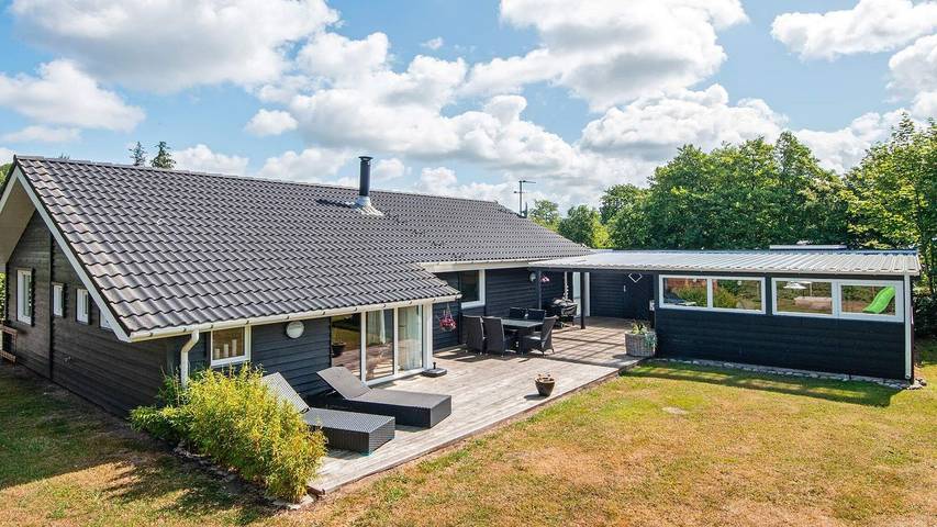 Ferieudlejning for 8 personer, med jacuzzi og sauna samt terrasse i Bork Havn