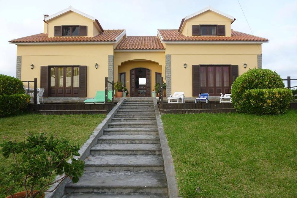 Apartamento entero, Apartment1st floor of 1 casa.Total/independente.Jardim.Praia 10 min. in A dos Cunhados e Maceira, Distrito de Lisboa