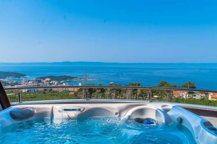 Ferienwohnung für 6 Personen, mit Terrasse und Whirlpool in Makarska