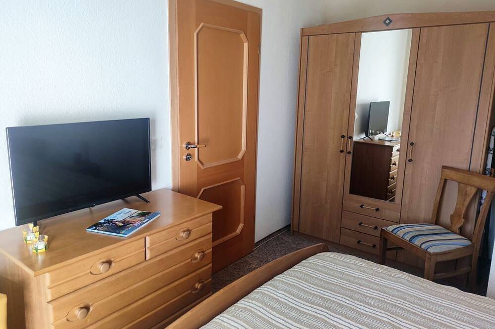 Ganze Wohnung, Rhododendronblüte - Ferienwohnung Rhododendronblüte Wohnung 01 in Lietzow, Bergen auf Rügen und Umgebung