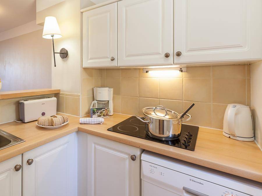 Pierre & Vacances Résidence Le Hameau de la Pinède - Maison 6 personnes - 2 chambres - duplex - terrasse - climatisé - rénové in Hyeres, Parc national de Port-Cros