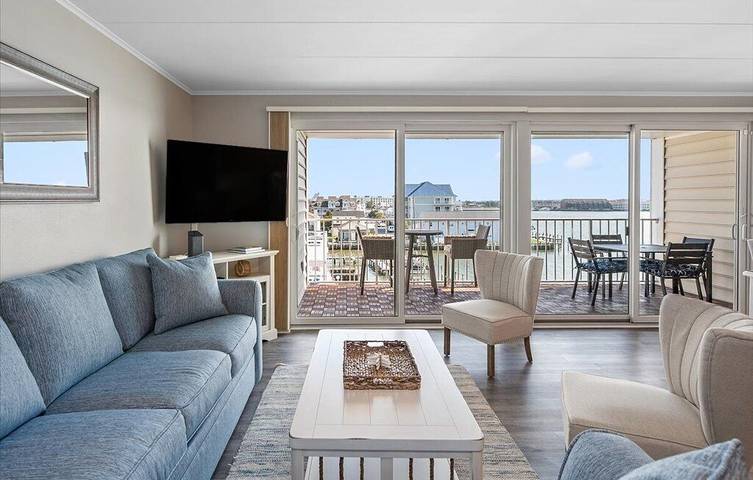 Vacation apartment for 8 people, with balcony and pool in Maryland