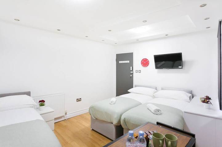 Bed and breakfast for 3 people in London