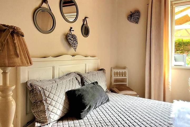 Location de vacances pour 4 personnes, avec terrasse et jardin à Curvalle - 4