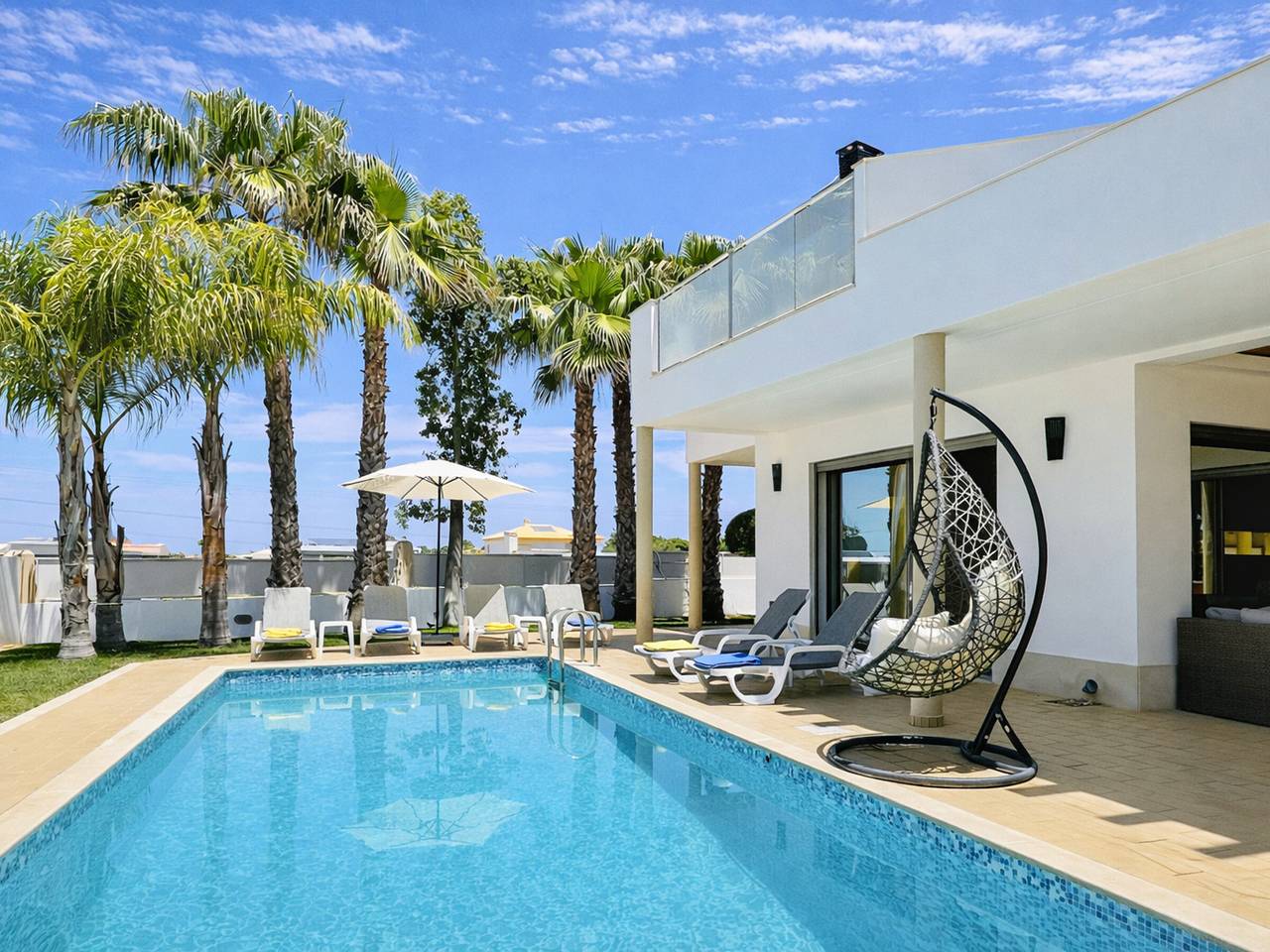 Spacious Villa in Evaristo - Albufeira: Private Pool, Garden View, Modern Amenities, Sleeps 10 in Albufeira, Faro District