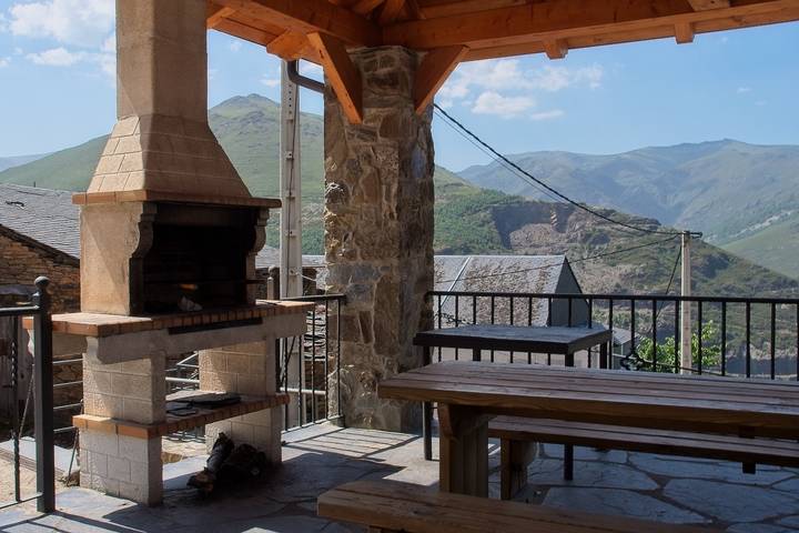 Apartamento entero, Apartamento 'Leopoldo I' con vistas a la montaña, barbacoa y Wi-Fi in Casaio, Carballeda de Valdeorras
