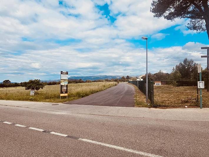 Location de vacances pour 4 personnes, avec vue et bassin pour enfant ainsi que piscine et jardin à Signes - 2