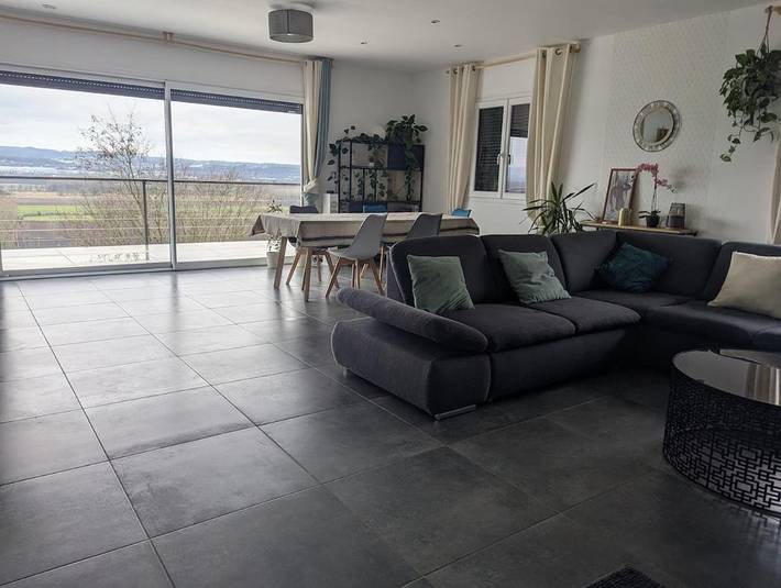 Location de vacances pour 8 personnes, avec vue et terrasse dans Frontonas