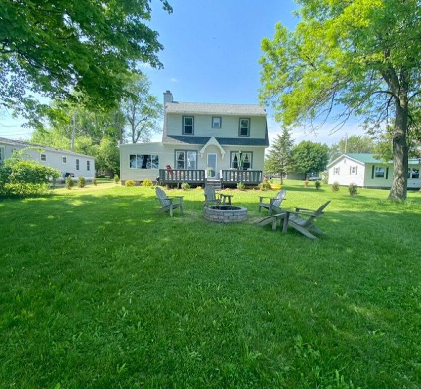 Charming cottage on Chaumont Bay, pet friendly, kayaks, dock, Ice Fishing in Jefferson County (NY)