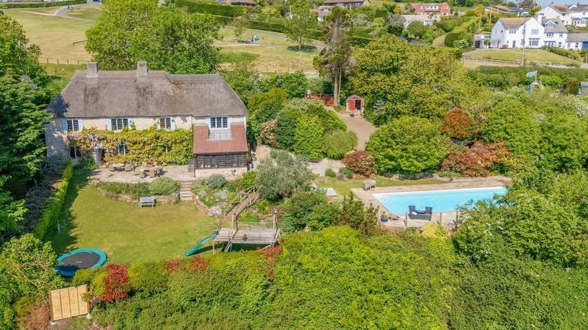 Holiday rental for 8 people, with terrace and garden as well as pool in Beer (Devon)