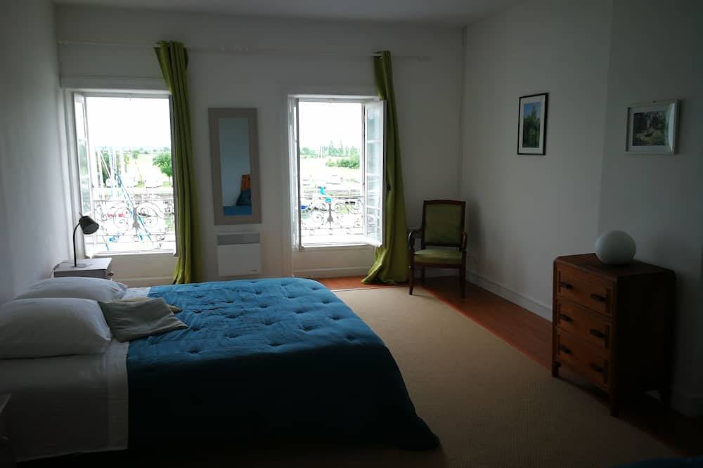 Gite with lovely view of the harbour, all comforts, 10/12 pers, ideal for family or friends in Mortagne-sur-Gironde, Saintes region