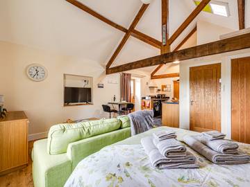 Log Cabin for 2 People in Shropshire, West Midlands, Photo 4