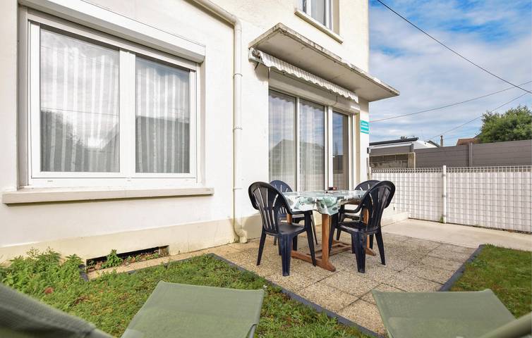 Ganze Ferienwohnung, Gemütliches Gartenapartment, 1,5 km vom Strand „Plage de la Redoute“ entfernt in Ouistreham, Caen und Umgebung