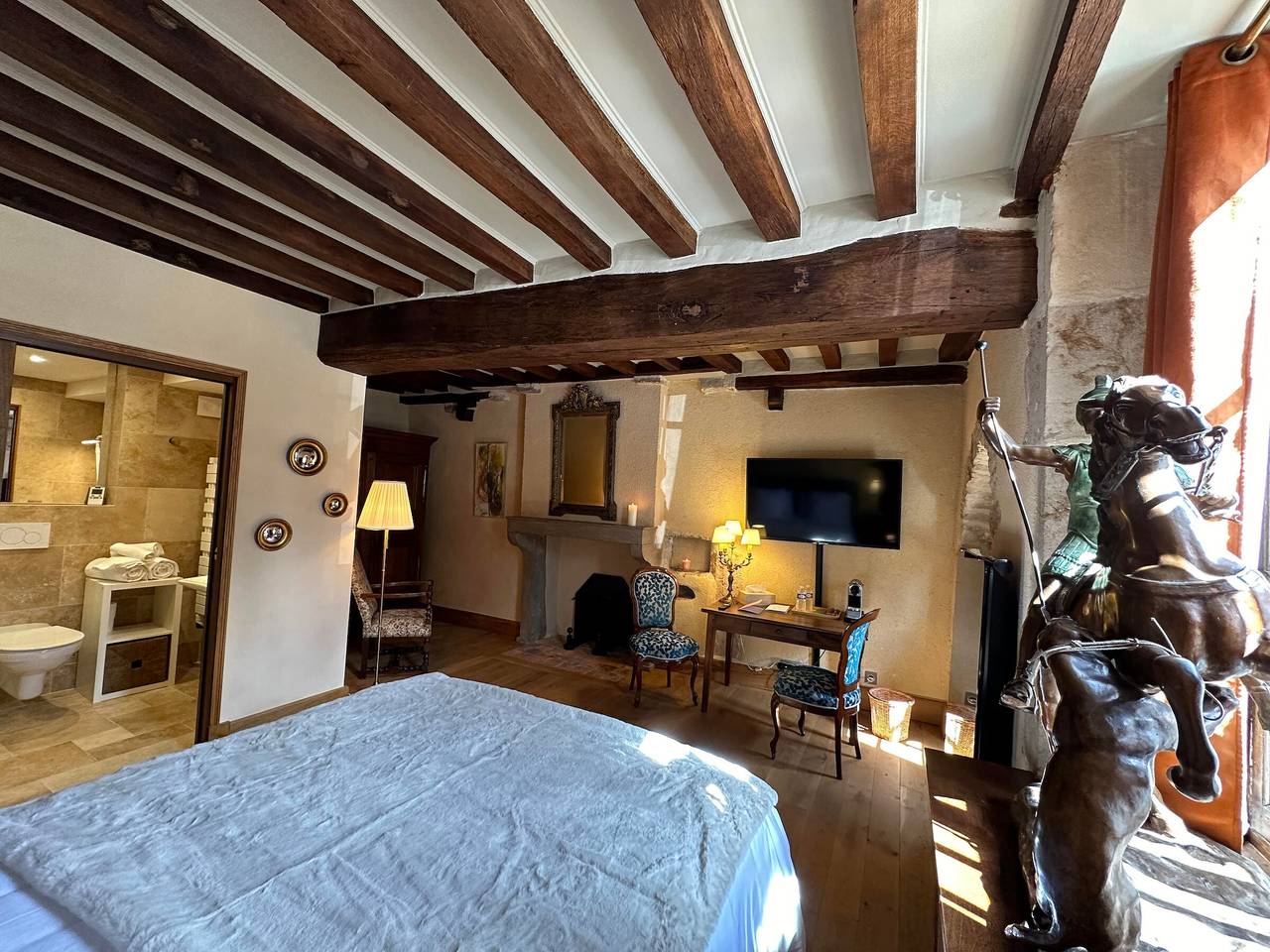 Gîte historique avec confort moderne au cœur de Châteauneuf-en-Auxois, animaux acceptés in Châteauneuf (Côte-d'Or), Région de Beaune