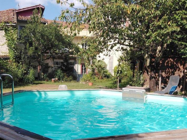 Chambre d’hôte pour 3 personnes, avec Terrasse ainsi que Jardin et Piscine à Soueix-Rogalle