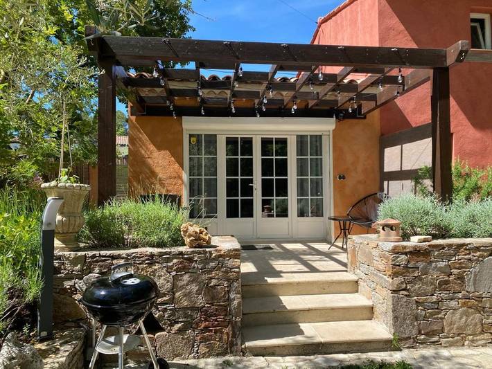 Location de vacances pour 2 personnes, avec Terrasse et Piscine à Nans-les-Pins