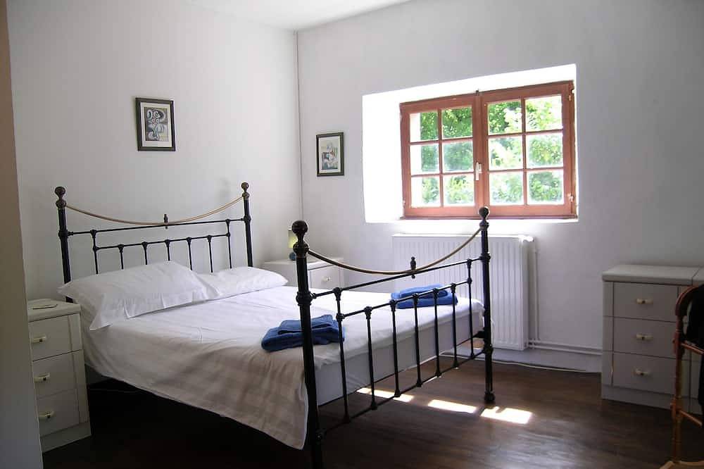 Cabaña de piedra totalmente aislada con piscina privada, 2 acres de jardín y bosque in Paussac-et-Saint-Vivien, Périgord Vert
