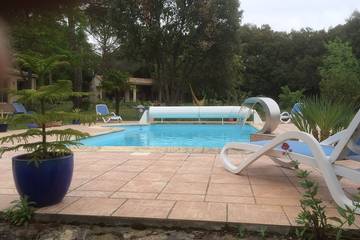 Location de vacances pour 2 personnes, avec jardin ainsi que piscine et terrasse à Ventenac-Cabardès